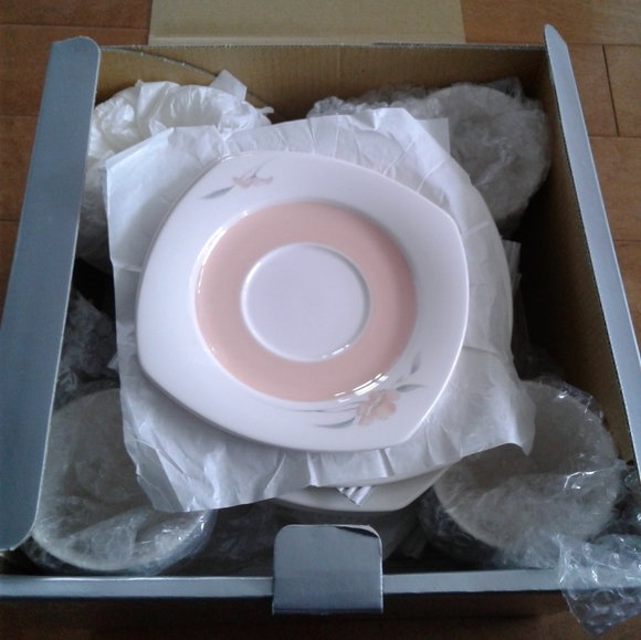 NEW in box Nikko PEACHGLOW Quadrille 20 pc Set Service for 4 Japan tableware - Picture 8 of 8
